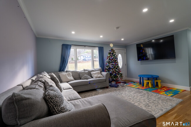 Building Photo - 24 Park Ln W