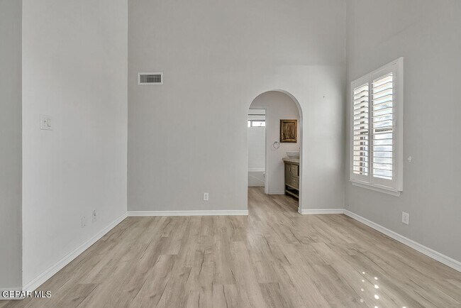 Building Photo - 1049 Desierto Luna St