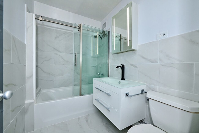 Building Photo - 6118 N Sheridan Rd