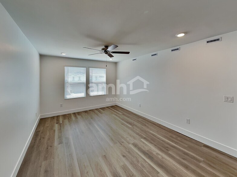 Building Photo - 9635 Harkes Dr