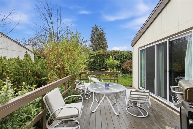 Building Photo - 401 Eastwood Dr