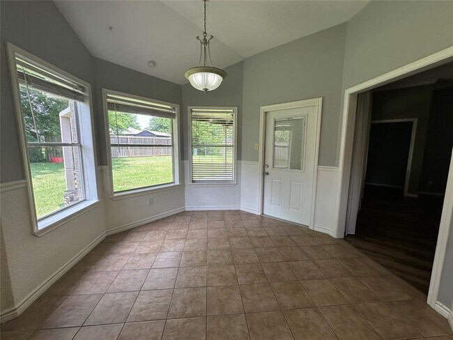 Building Photo - 243 Fantasy Ln
