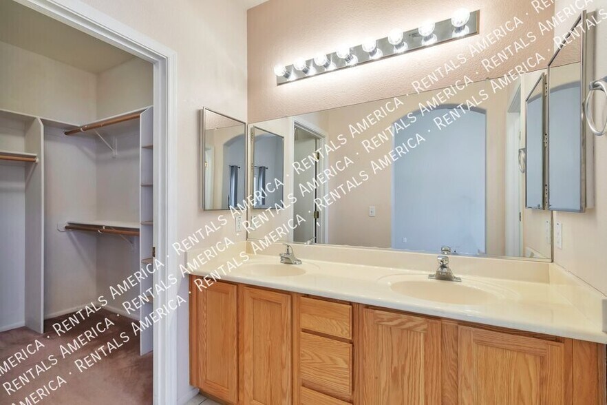 Building Photo - 9325 N Scarlet Canyon Dr