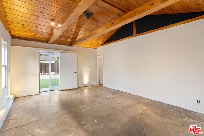 Building Photo - 20212 Oxnard St