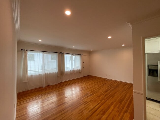 Building Photo - 1059-1059 S Genesee Ave