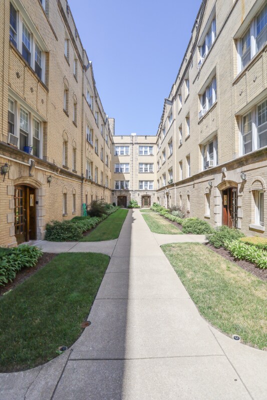 Building Photo - 4524 N Damen Ave