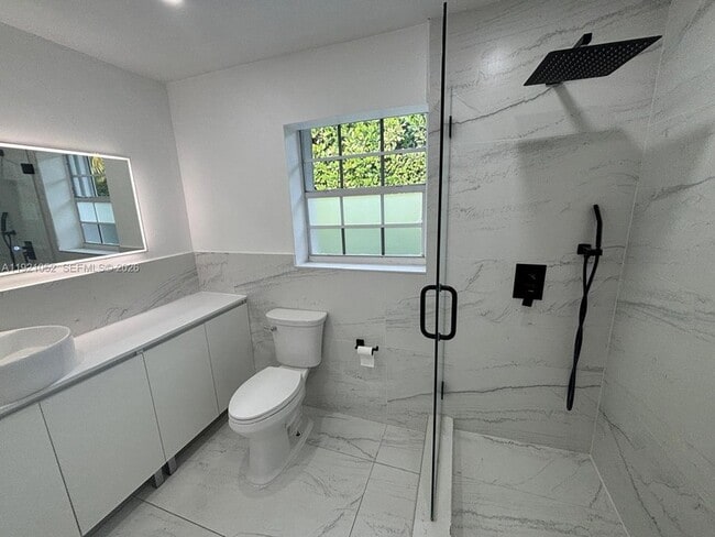 Building Photo - 725 91st St