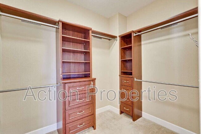 Building Photo - 675 W Esplanade Dr