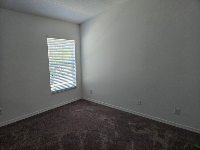 Building Photo - 2 bedroom 2.5 bath townhome
