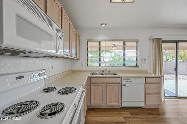 Building Photo - 2031 W Tracy Ln