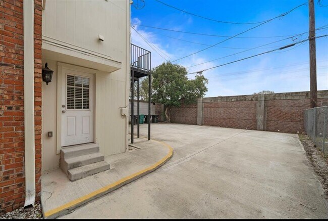 Building Photo - 1629 Castle Ct
