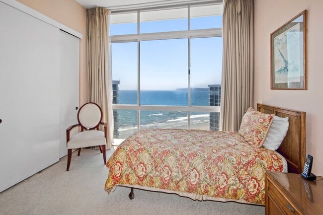 Building Photo - 1750 Avenida Del Mundo