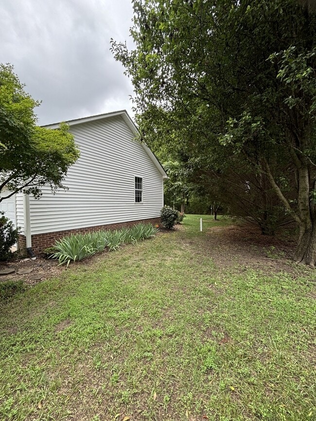 Building Photo - 60 Stratford Dr