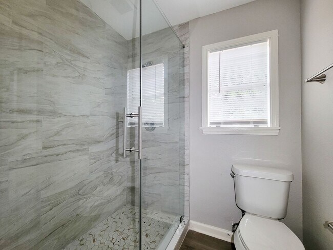 Building Photo - REMODELED AND UPDATED 4 BEDROOM 2 BATH LEA...