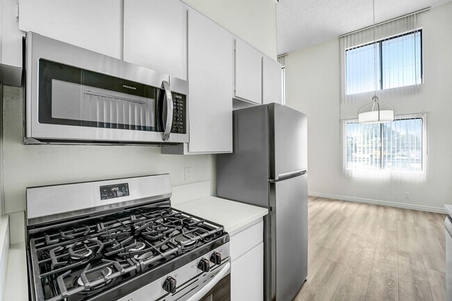 Interior Photo - 3415 McLaughlin Ave in Mar Vista!  Steps t...