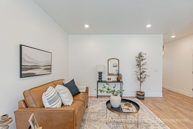 Building Photo - Modern 3 Bed 2.5 Bath END UNIT Townhome located in Sugar City!