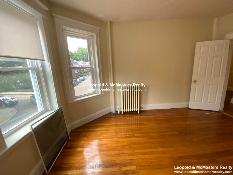 Building Photo - 33 Woodstock Ave