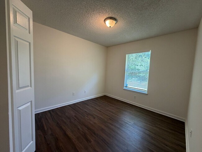 Building Photo - Comfort, Convenience & a Fresh Start in Palm Coast!