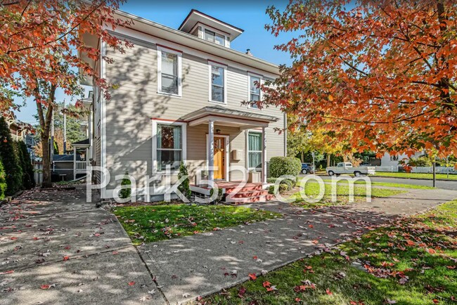 Building Photo - 1 Bedroom Unit in Tacoma Tri-Plex With Washer & Dryer!