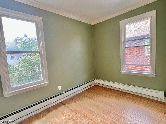 Building Photo - 420 Lakeview Ave