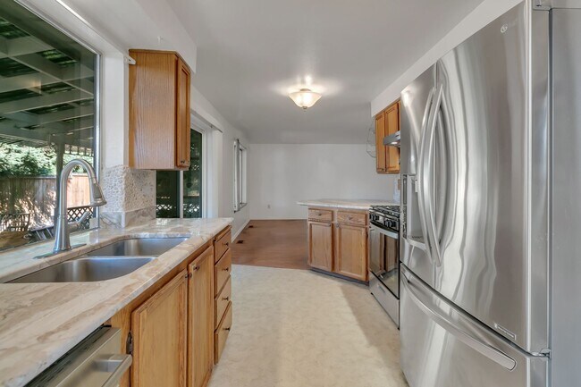 Building Photo - 3-bedroom, 2.5-bathroom home located in Fe...