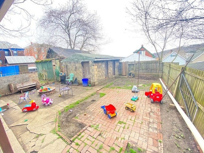 Building Photo - Newly Renovated 3 Bed, 1 Bath Unit in Pitcairn - Available January 10th!