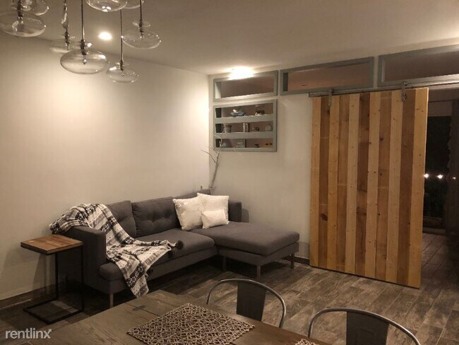 Building Photo - 2220-2238 S Piney Point Rd