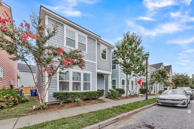 Building Photo - Charming Partially Furnished 3BR/2.5BA Home in the Heart of Park Circle — Available for Quick Mov...