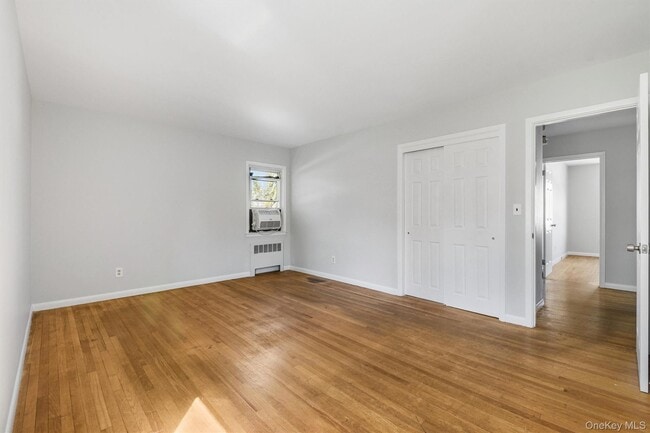 Building Photo - 846 Hartsdale Rd