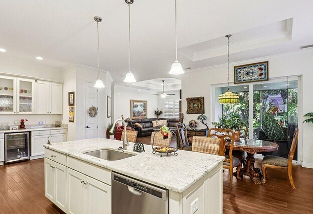 Building Photo - 121 Seminole Ln