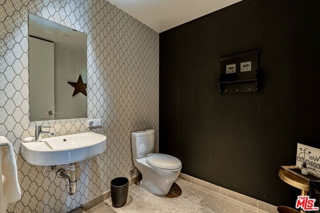 Building Photo - 6250 Hollywood Blvd