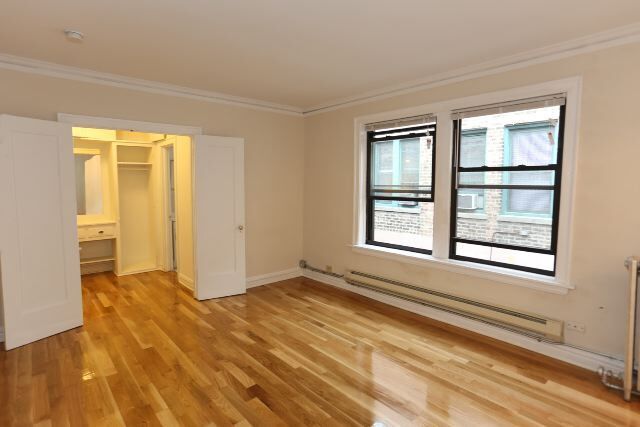 Building Photo - 428 W Roscoe St