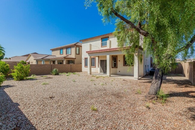 Building Photo - Spacious 4 bedroom home with full bath and...