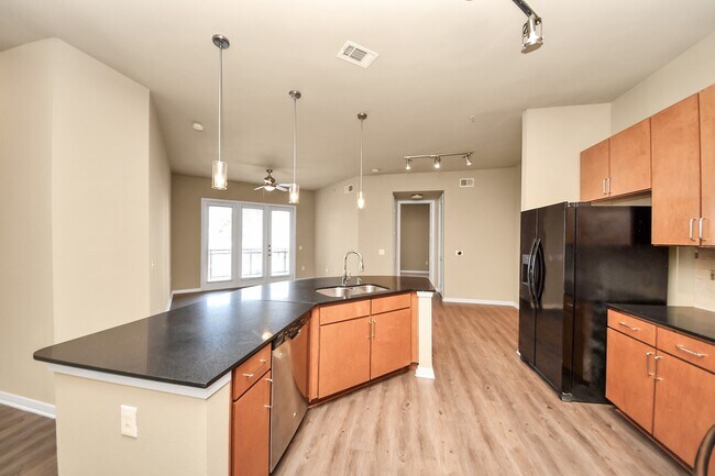 Building Photo - 5455 Richmond Ave.