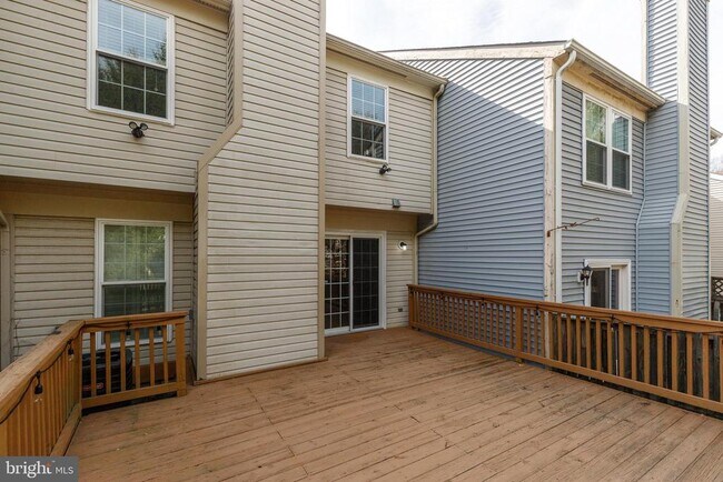 Building Photo - 41 Battersea Bridge Ct