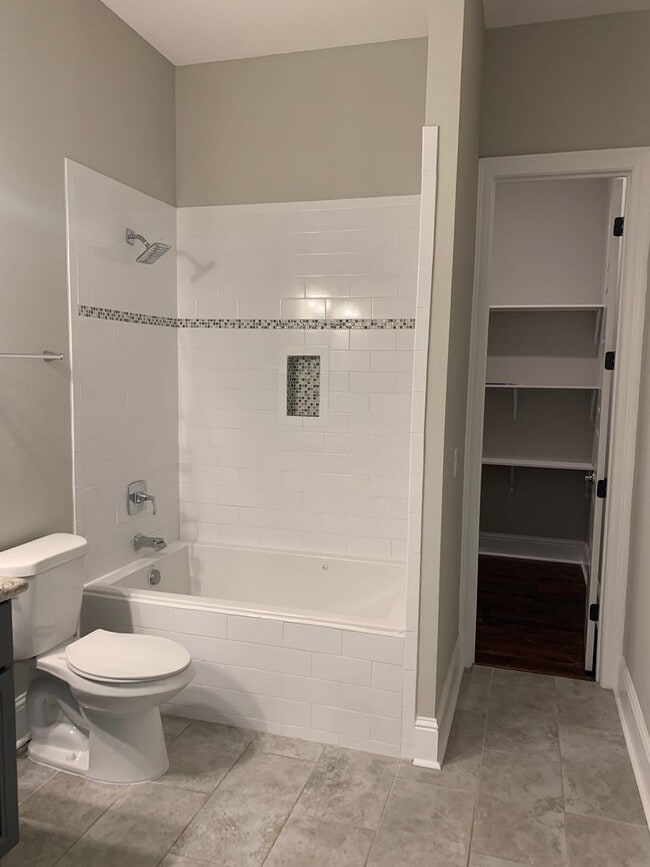 Building Photo - 2512 Valence St