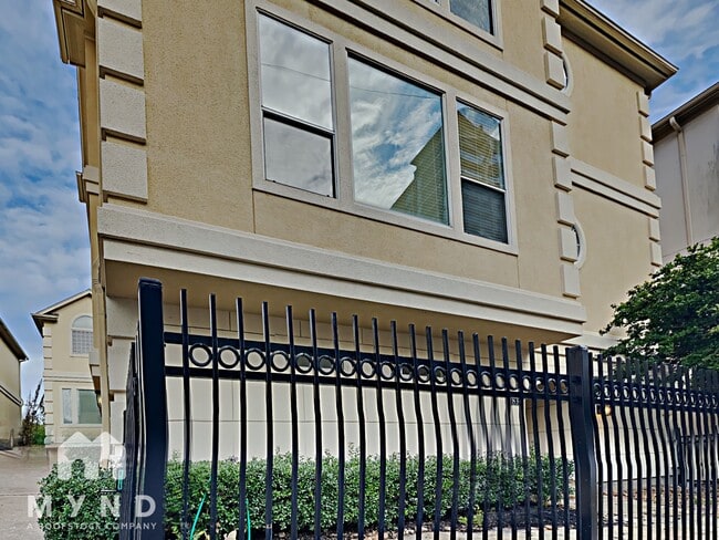Primary Photo - 839 Rosine St
