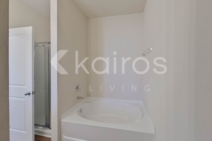 Building Photo - 10994 Lakeview Cir