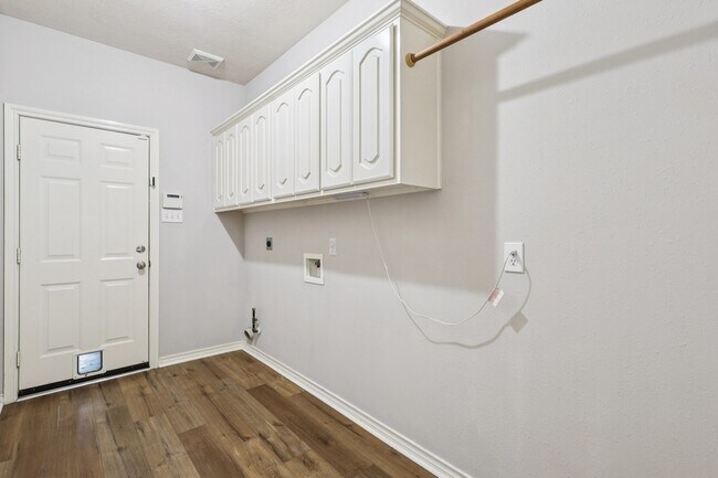 Building Photo - 10206 Pine Flats Dr