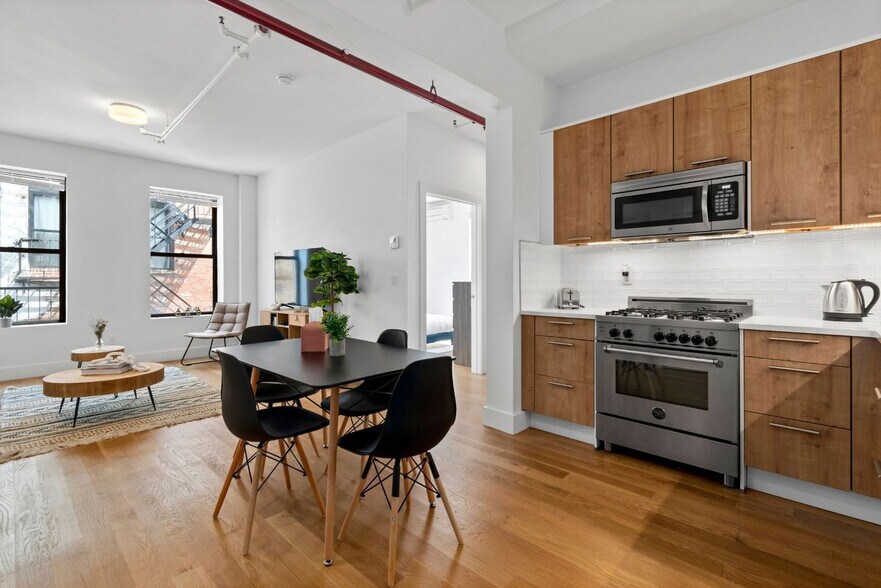 Building Photo - 517 W 45th St