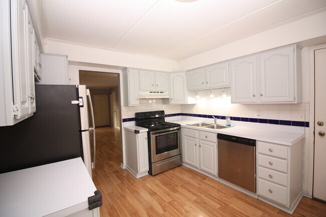 Building Photo - 5406 Chateau Dr