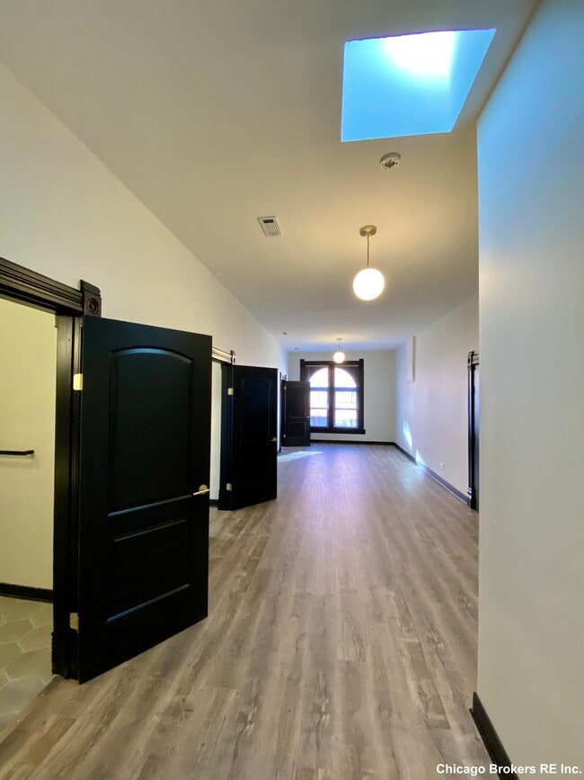 Building Photo - 411 W Belden Ave