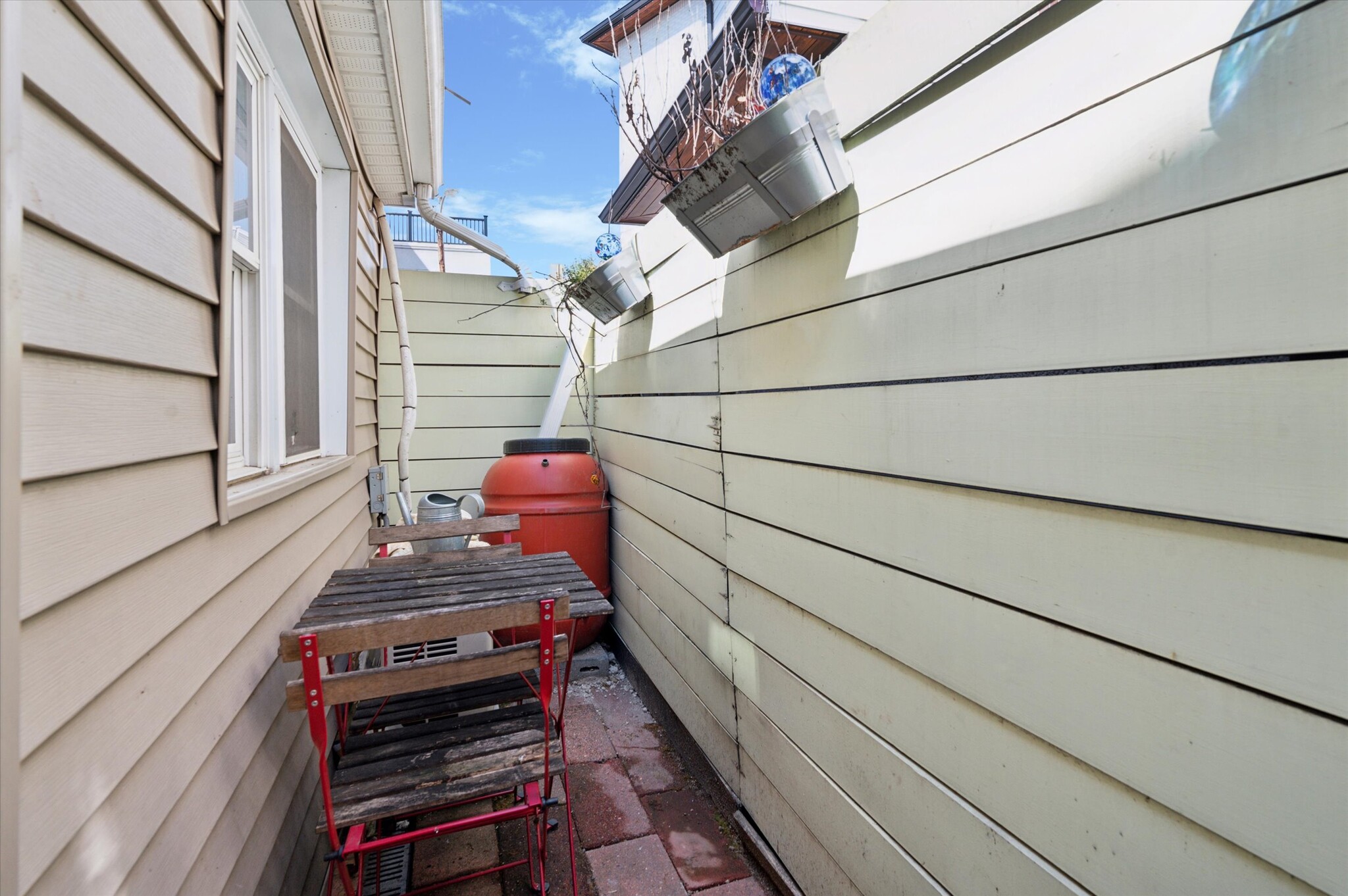 Outdoor Space - 923 N Lawrence St