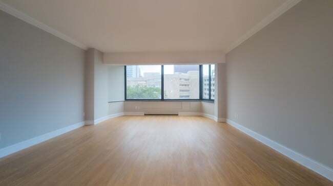 Building Photo - **CONCESSION IS APPLIED ON THE LAST MONTH OF A 12 MONTH LEASE**