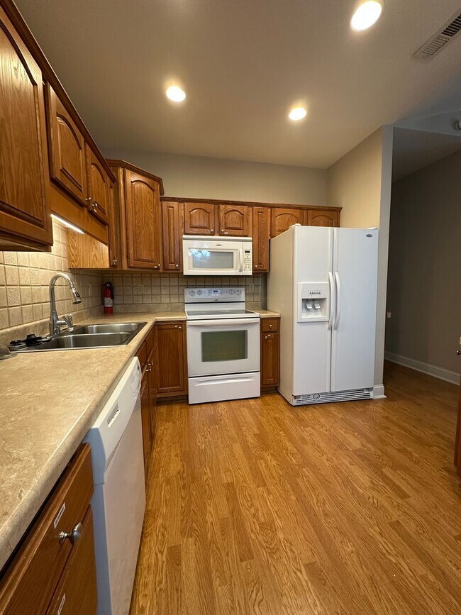 Building Photo - 3 Bedroom / 2 Bath/2 car garage/sunroom Brick Home Kingsport, TN