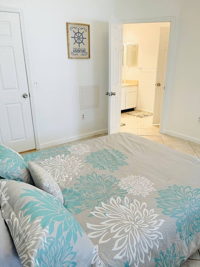 Building Photo - Amazing Furnished or Unfurnished 2-Bedroom Condo in Seminole – Steps from the Beach!