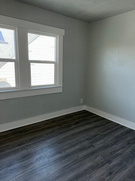 Building Photo - 2221 S Budlong Ave