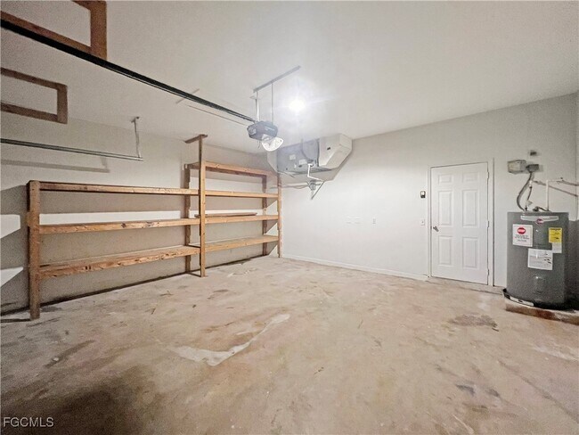 Building Photo - 906 Alfreda Ave