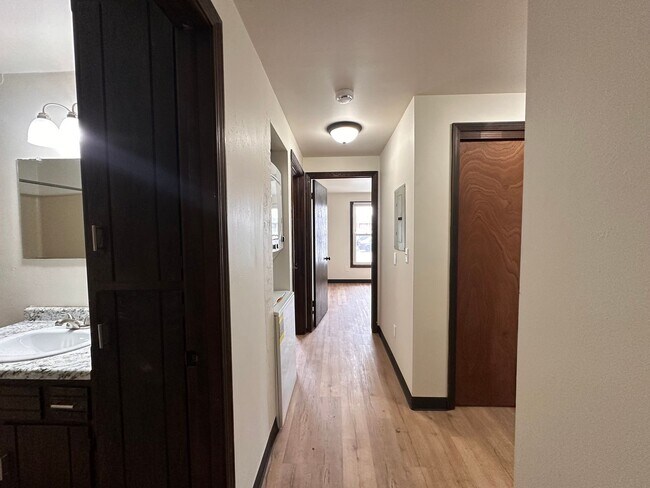 Building Photo - Noble Estates ||
