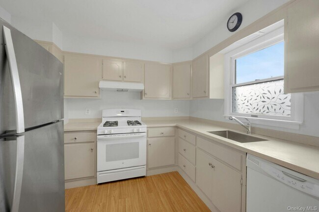 Building Photo - 52 Post Pl